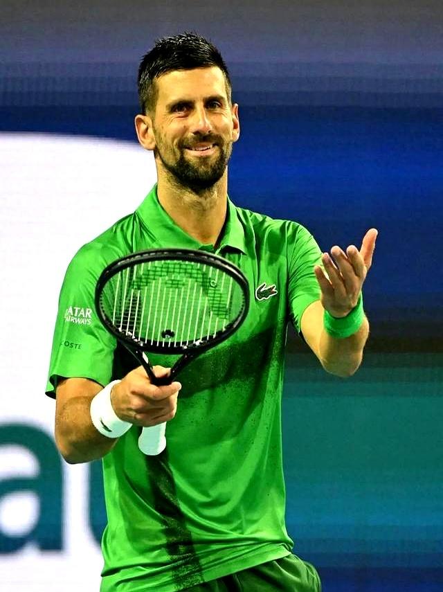 德约科维奇重返赛场，比赛局势复杂首场状态出色，湖人观众沸腾！